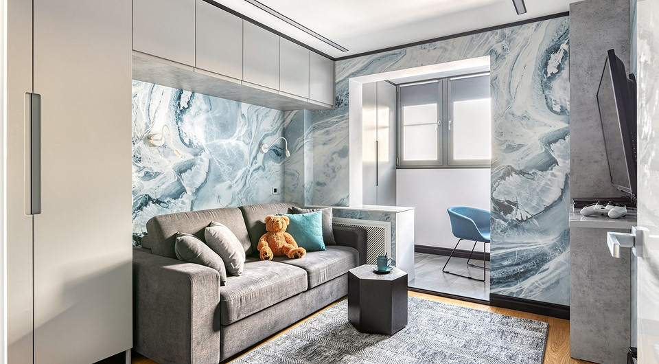 В комнате сына для хранения одежды сделали шкаф с антресолями. Шкаф в присоединённой лоджии — для спортивного снаряжения. В целом, в квартире создано достаточно мест хранения, и все они в...