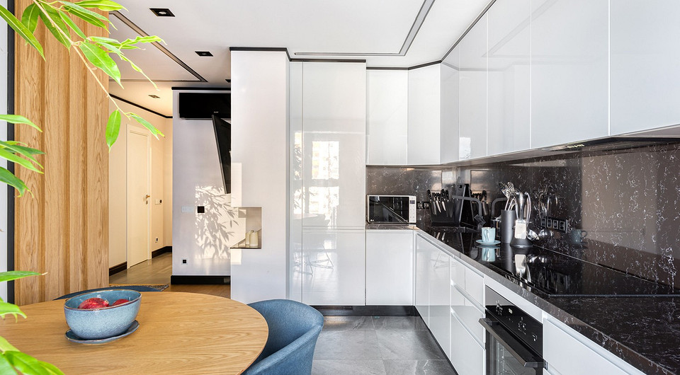 Рабочая зона кухни: холодильник, СВЧ, мойка, рабочая поверхность, плита — образует эргономичный треугольник и включает всё необходимое для быстрого приготовления пищи и наведения чистоты.