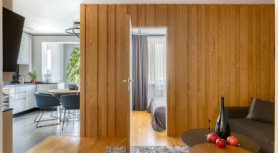 Так как площадь помещений незначительна, искали компактную обстановку. Раскладной диван — дополнительное спальное место — подбирали таким образом, чтобы в разложенном виде он не мешал отк...