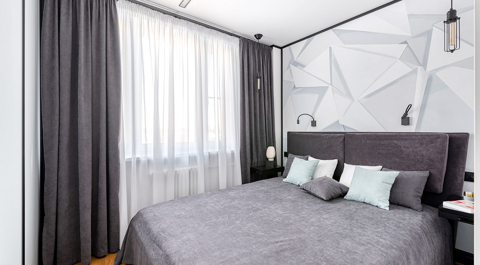 Рисунок на стенах спальни выполнен художником Анной Платоновой в любимой хозяйкой монохромной гамме. Текстиль: шторы, ковры, покрывала — заказчица подбирала и покупала самостоятельно. За...