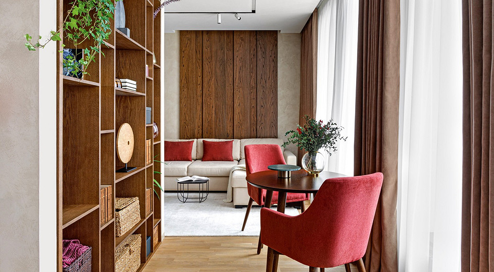 Дерево и яркие акценты: однокомнатная квартира для девушки