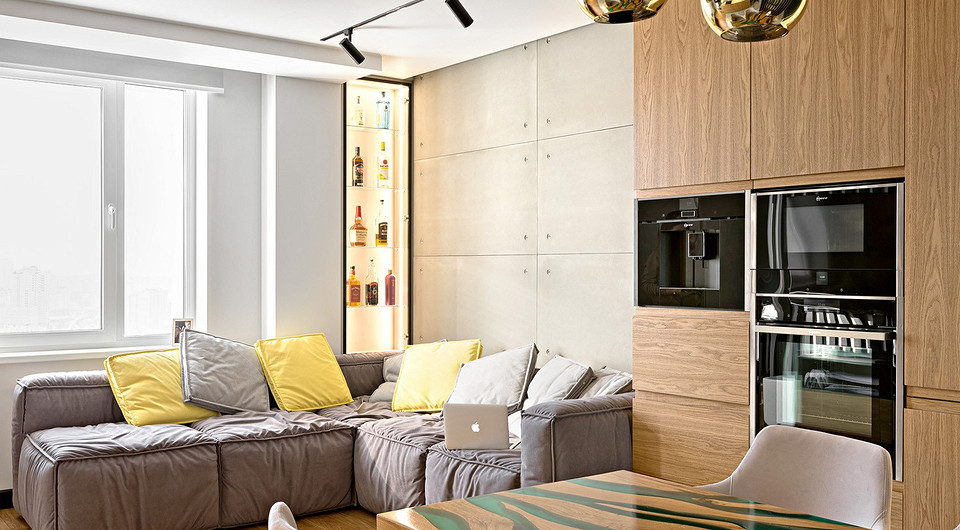 Близ окна в кухне-гостиной находится зона отдыха с удобным угловым диваном и телевизором напротив. Шикарный вид на лес не хотелось закрывать шторами, поэтому на окне только жалюзи от солн...