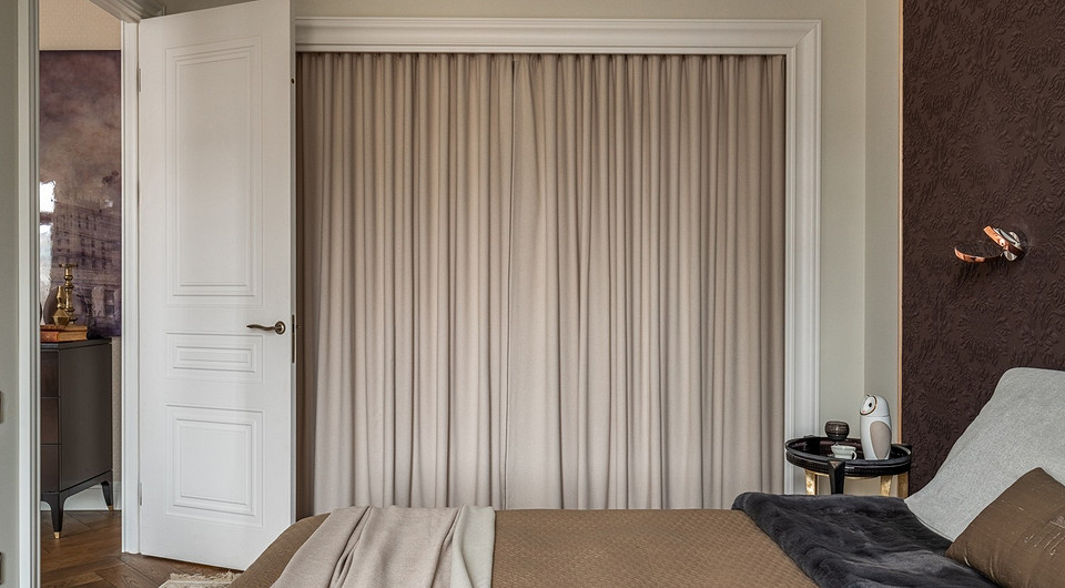 От зоны сна гардеробная отделяется портьерами того же оттенка, что и оконные шторы. Напротив окна — зеркальная дверь шкафа, позволившая эффектно углубить перспективу и усилить естественну...