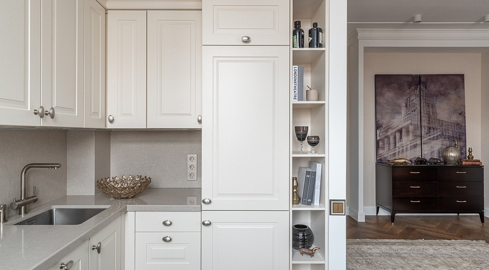 Композицию кухни органично дополнил узкий стеллаж для декоративных аксессуаров. Столешница и фартук выполнены из искусственного камня и соответствуют лаконичной обстановке. Дизайн выключа...