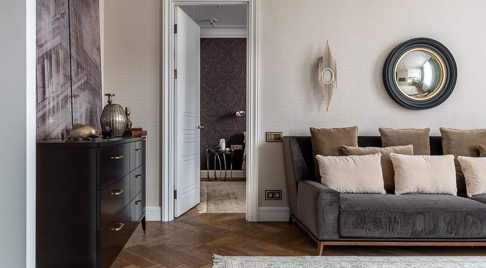 Главная декоративная тема — сталинские высотки — обыграна не только общей стилистикой. Тон задали 2 бра в гостиной, напоминающие высотные постройки с характерными силуэтами. Они флан...