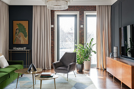 Эффектный интерьер квартиры с классическими деталями 