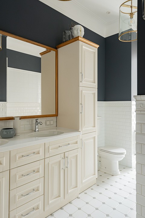 В ванной комнате система хранения объединена с раковинами и представлена тумбами и пеналами.