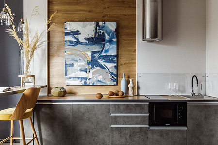 Бетон, дерево, бархат: интерьер маленькой студии 