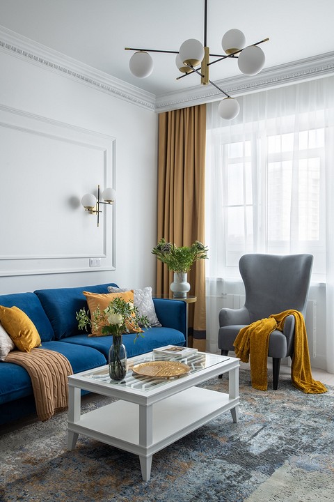 Ковер на полу стал объединяющим элементом интерьера гостиной: в его расцветке можно угадать оттенки обивки мебели и декора этой комнаты. 