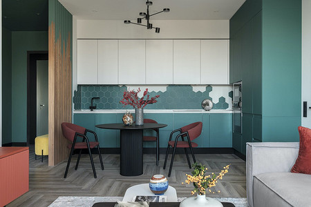 Интерьер в насыщенных тонах: удобная квартира для семьи 