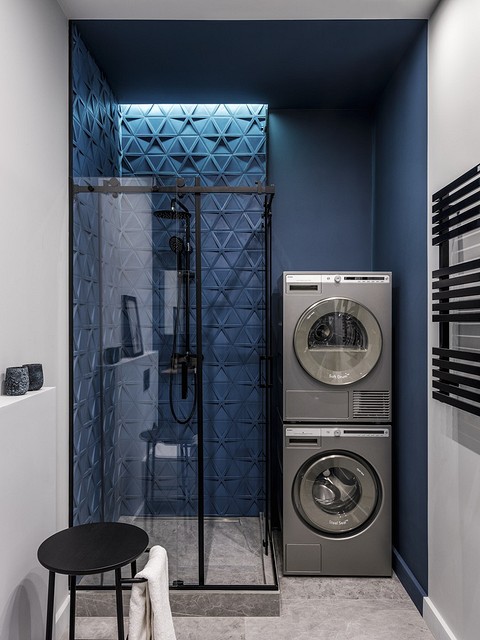В ванной комнате при спальне хозяев снова встречает сине-серая гамма. «Серый добавлен для контраста и визуального увеличения пространства, легкости. Синий же — для придания помещению свеж...