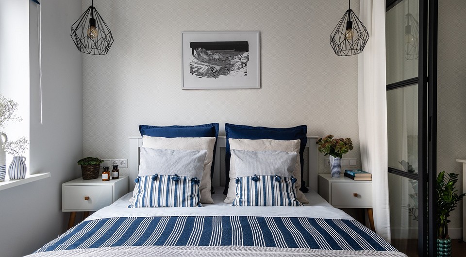 Графика над кроватью: Игорь Юдкин