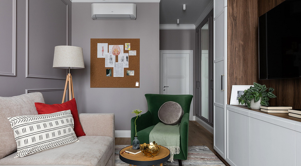 Для кабинета выбрали приглушенный цвет стен с фиолетовым подтоном и скомбинировали его с глубоким зеленым оттенком текстиля: в обивке кресла и шторах.