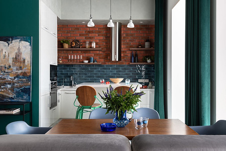 Яркая квартира с ванной в спальне и красивой отделкой 