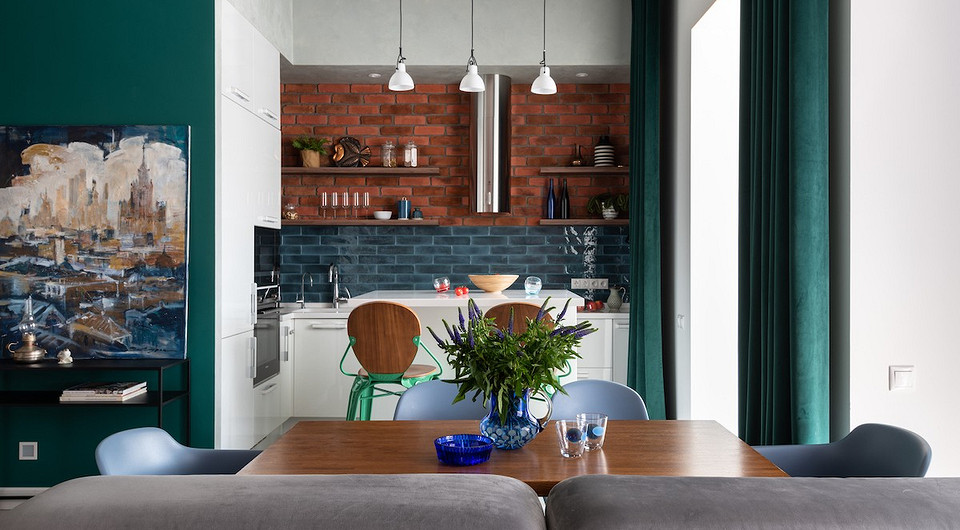 Яркая квартира с ванной в спальне и красивой отделкой 