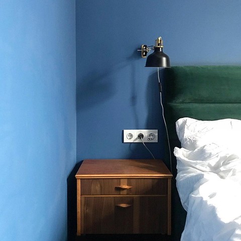 Ультрасовременное цветовое сочетание темно-синих стен и изумрудного изголовья в этой спальне соседствует с отреставрированной советской тумбой. Дубовый и ореховый шпон...