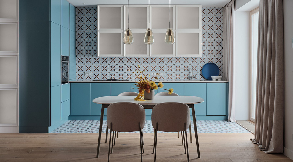 Квартира для тещи: просторный и светлый интерьер с акцентом на кухне