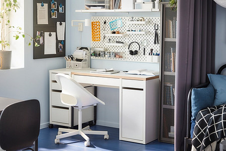 6 красивых рабочих мест с хранением на стене (и чистой столешницей)