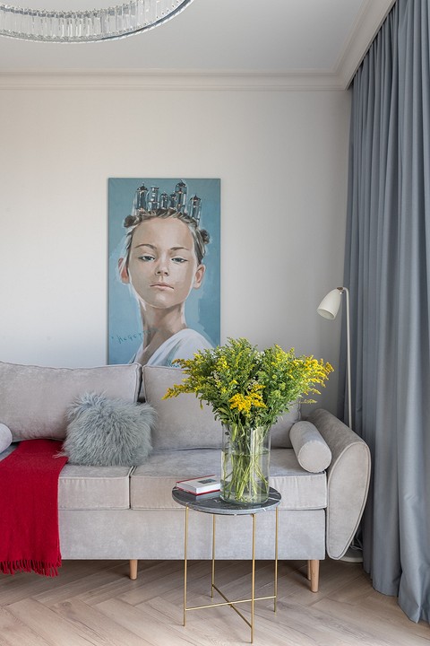 Картину Дмитрия Шорина «Нифертити» выбрала дизайнер и украсила ей стену над диваном.