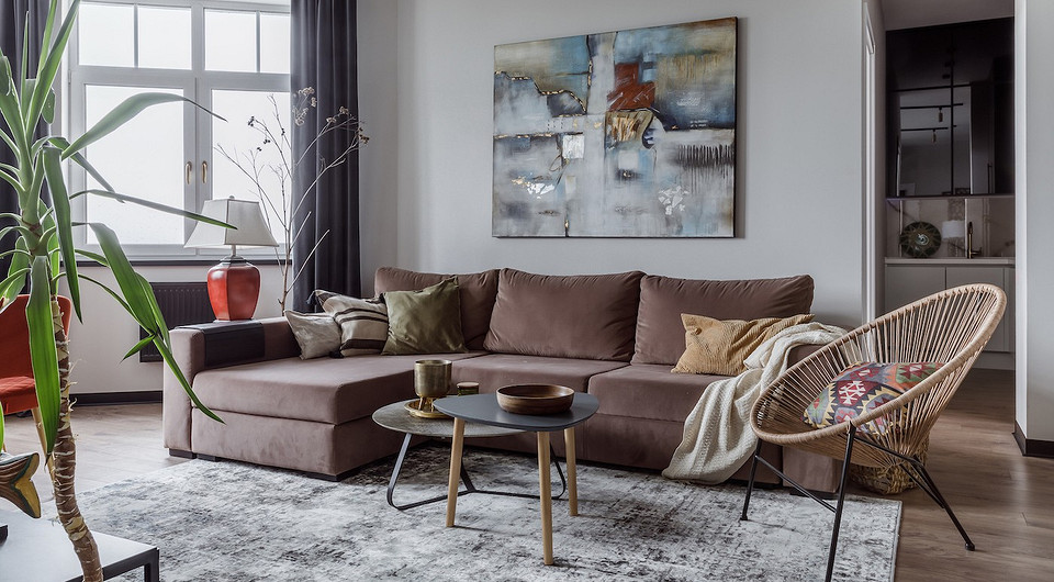 Трехкомнатная квартира с мини-кухней и террасой: интерьер для семьи дизайнера