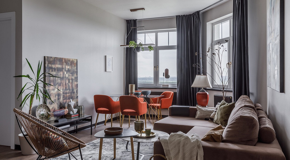 «Большая часть декора была приобретена и куплена в различных путешествиях и поездках, но, выбрав современную стилистику и удачную цветовую гамму, удалось вписать интерьер все любимые пред...