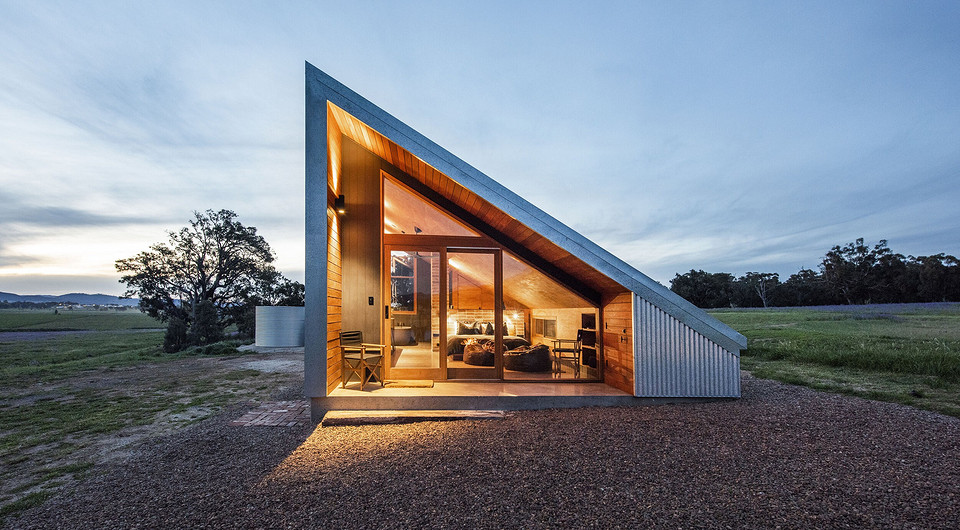 Дом-треугольник: архитекторы создали полностью автономную хижину