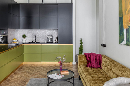 Квартира в Минске с черной спальней и цветной мебелью