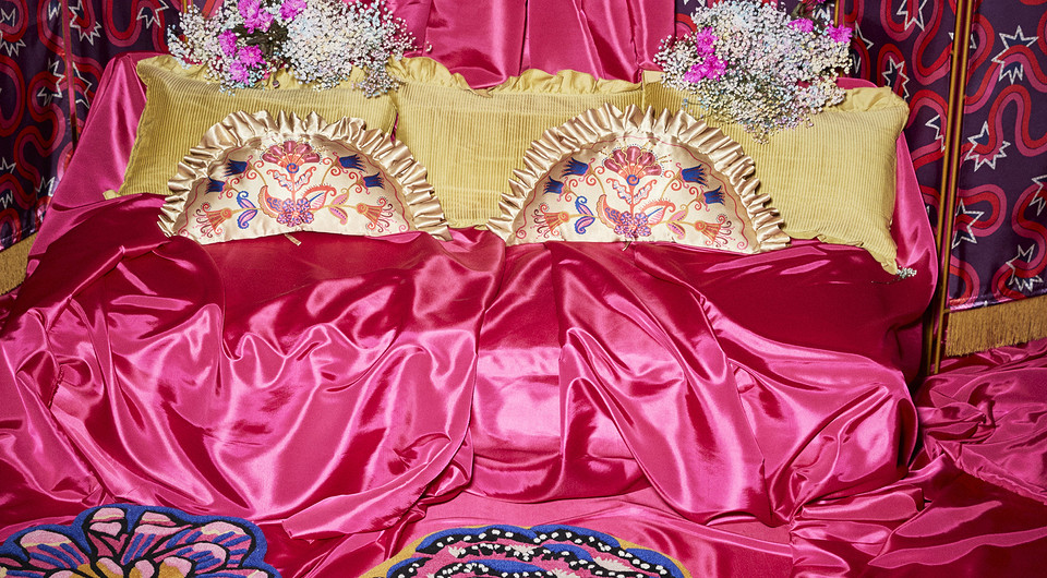 ИКЕА представила коллекцию вместе с британским дизайнером, которая работала с принцессой Дианой и Фредди Меркьюри