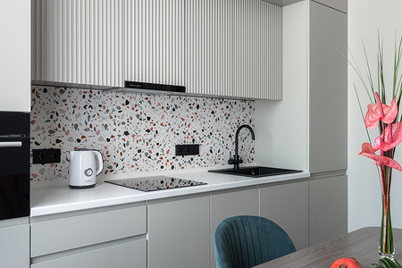 Терраццо, коралл и фактуры: модная маленькая квартира в Москве