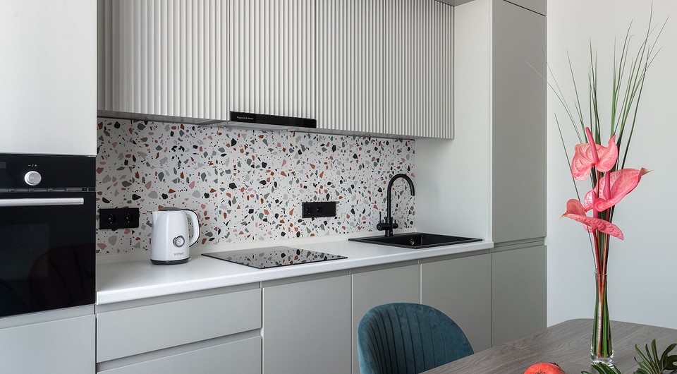 Терраццо, коралл и фактуры: модная маленькая квартира в Москве