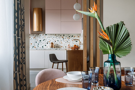 Просторная квартира в нежных цветах для семьи с двумя дочерьми 