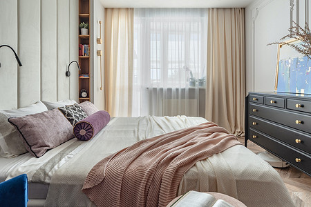 Яркие краски и классические детали: интерьер квартиры у моря