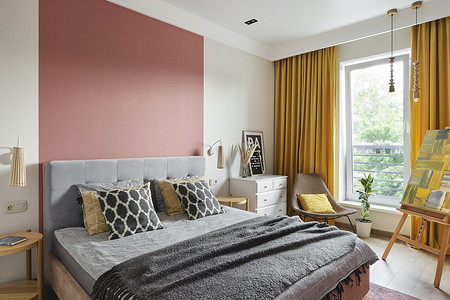 Яркий интерьер квартиры в Тюмени для любительницы путешествий