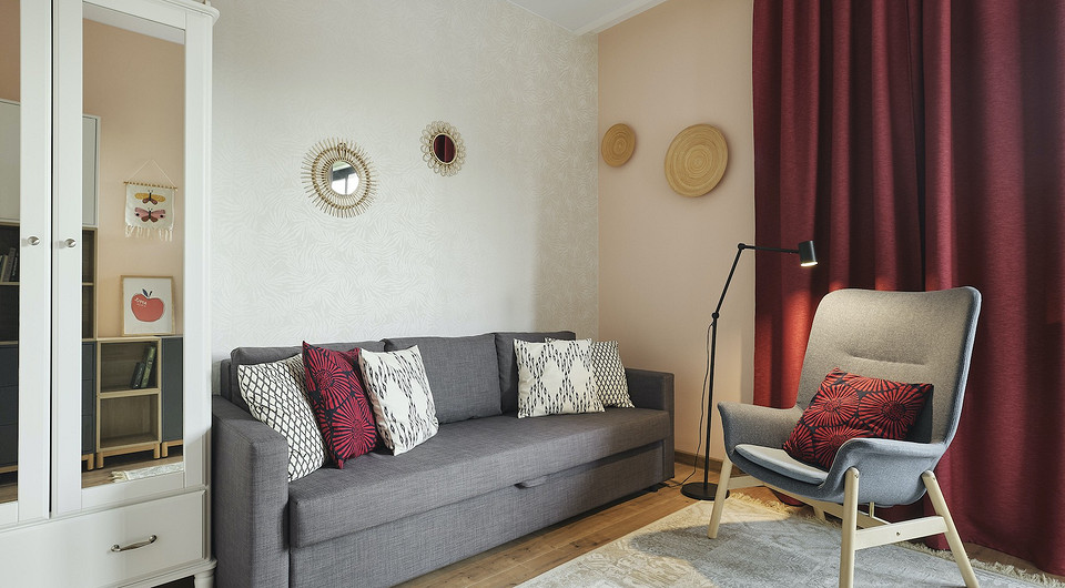 Хозяйка квартиры любит гостей, поэтому требовалось продумать дополнительные спальные места. Эту функцию выполняют раскладные диваны в гостевой комнате и гостиной зоне. 