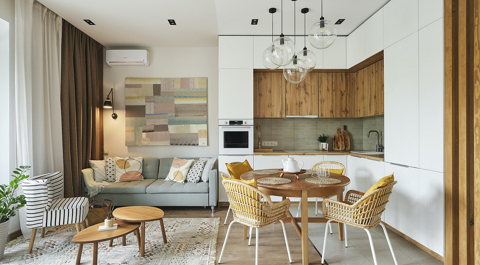 Картину над диваном написала заказчица в честь готового проекта, он действительно ее вдохновил.