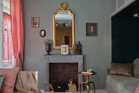 Темные цвета и много декора: интерьер маленькой студии, который рушит стереотипы