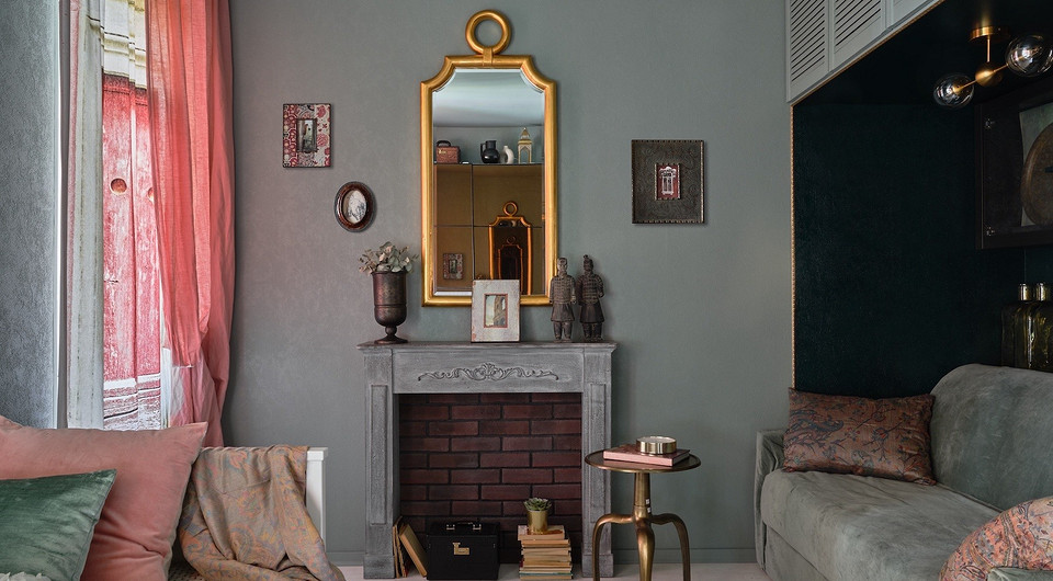 Темные цвета и много декора: интерьер маленькой студии, который рушит стереотипы