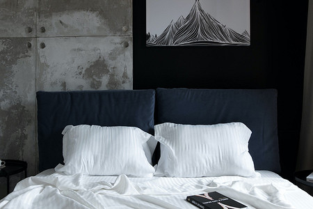 Бетонные панели и «ржавая» плитка: интерьер квартиры для молодого спортсмена