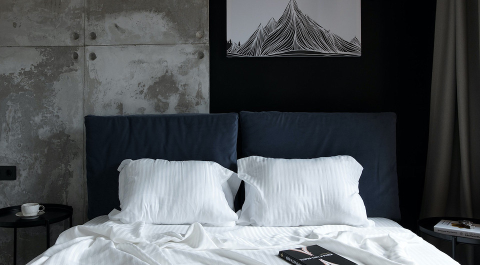 Бетонные панели и «ржавая» плитка: интерьер квартиры для молодого спортсмена