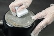 «Волшебное» средство для уборки: для чего нужна меламиновая губка и насколько она безопасна