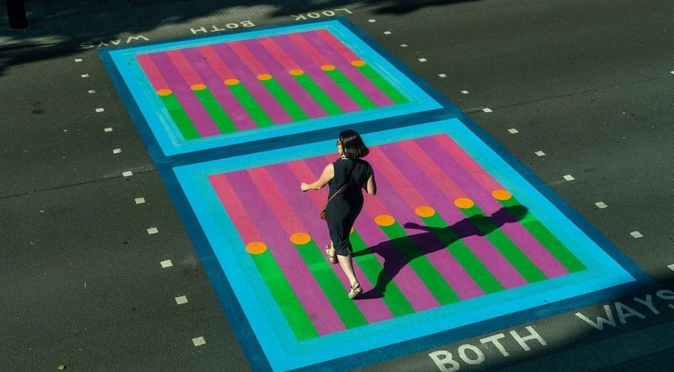Дизайнер украсил Лондон цветными пешеходными переходами