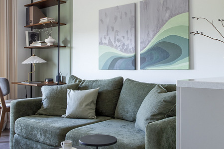 В оттенках зелени: маленькая квартира с кухней-гостиной и спальней