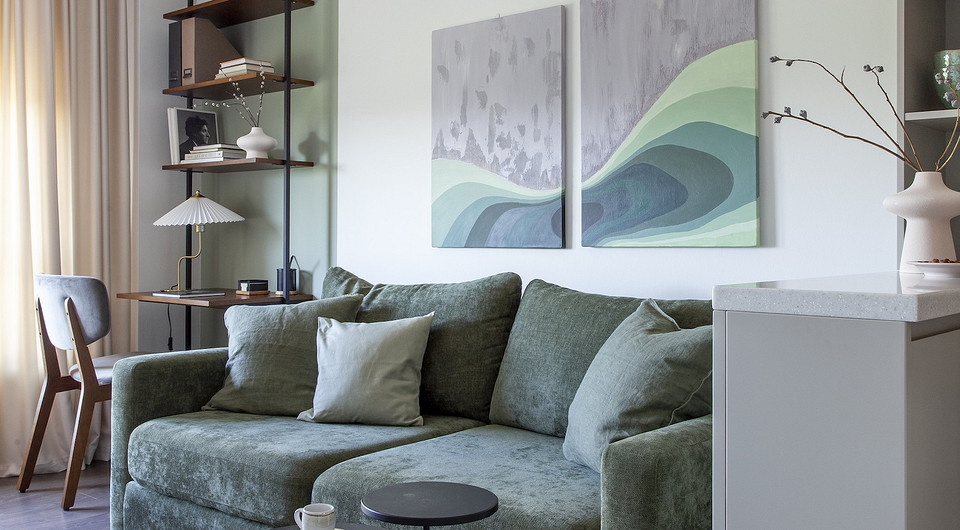 В оттенках зелени: маленькая квартира с кухней-гостиной и спальней