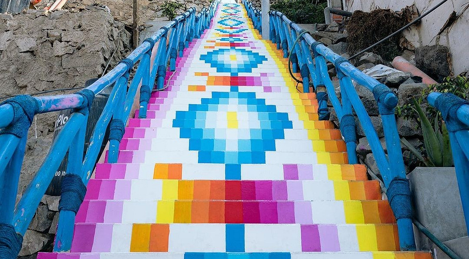 Художник разрисовал лестницы в Перу яркими красками