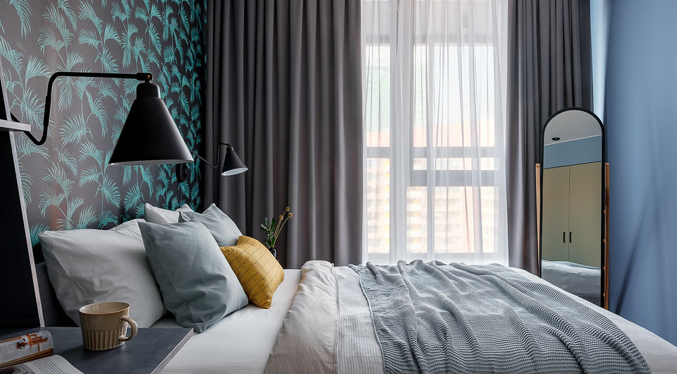 «В спальне мы использовали портьеры серого цвета с подкладкой из ткани блэкаут. Это место отдыха, а окна в апартаментах большие, поэтому хотелось полностью скрыться от солнечного света»,...