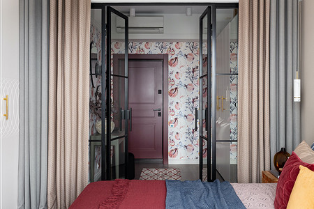 Здесь лето: интерьер маленькой квартиры с яркими гранатами на стене