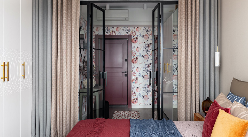 Здесь лето: интерьер маленькой квартиры с яркими гранатами на стене