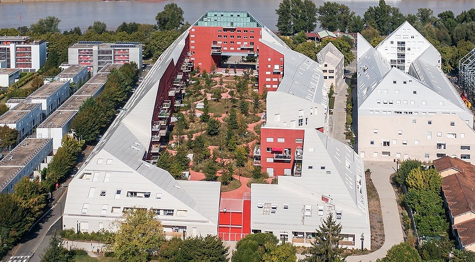 Во Франции построили жилой комплекс со «срезанными» крышами