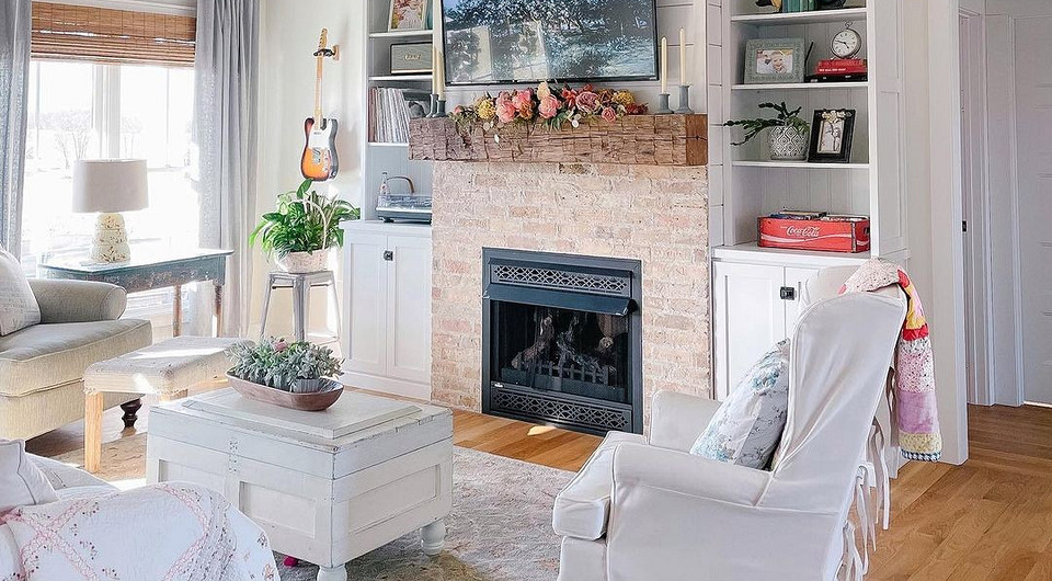 7 самых уютных гостиных с камином и печкой (очень по-осеннему)