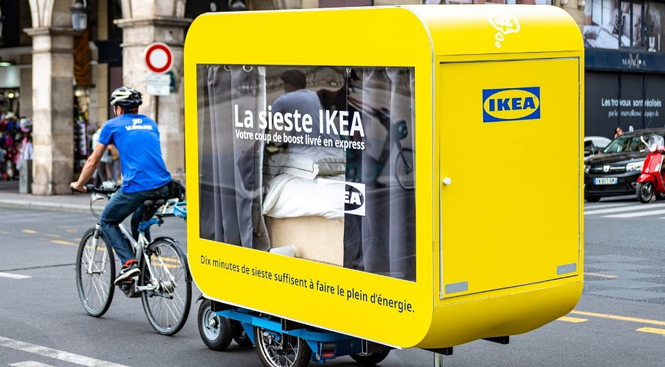 На кровати по Парижу: французская ИКЕА представила необычный проект